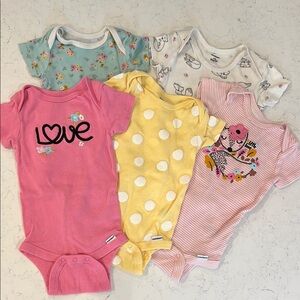 Gerber set of 5 short sleeve onesies.  Fox and floral themed.  Size 6-9M.